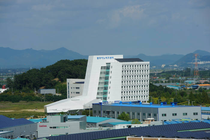 연구개발특구진흥재단 광주연구개발특구본부는 공공연구기관과 연계해 '공공기술사업화 순환생태계'를 구축하고 있다. 광주연구개발특구본부가 입주해 있는 광주이노비즈센터 전경.