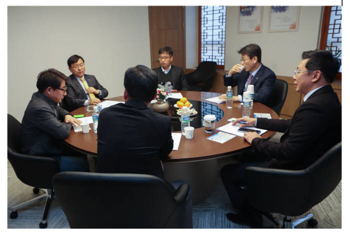 한국정보화진흥원은 전자정부 50년 발자취를 돌아보고, 미래 전자정부 방향을 제시하기 위해 특별좌담회를 개최했다.