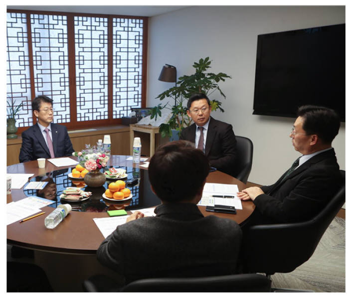 한국정보화진흥원은 전자정부 50년 발자취를 돌아보고, 미래 전자정부 방향을 제시하기 위해 특별좌담회를 개최했다.