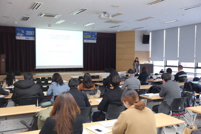 SO지역채널 기자들이 김희경 성균관대학교 강사의 지역뉴스매체 강화방안에 대한 교육을 듣고 있다.