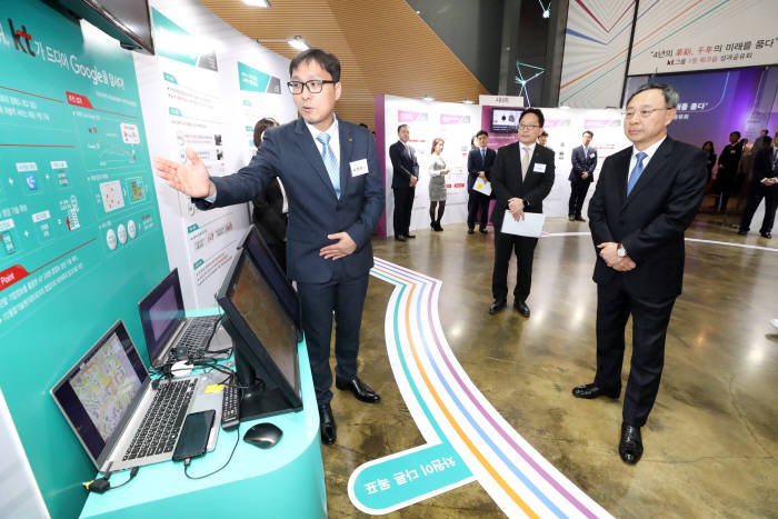 서울 광화문 KT스퀘어에서 황창규 KT 회장이 '1등 워크숍' 주요 성과를 확인하고 있다.