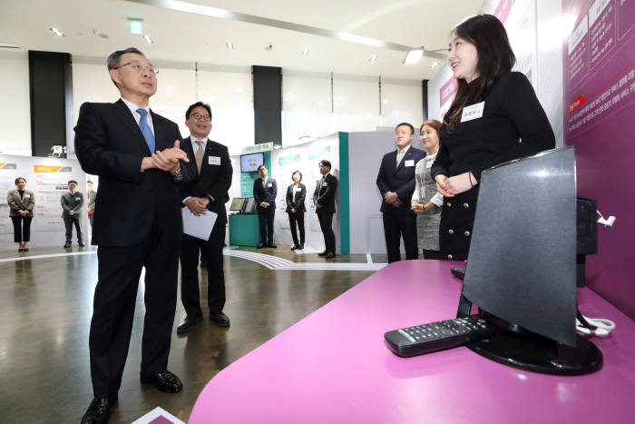 서울 광화문 KT스퀘어에서 황창규 KT 회장이 '1등 워크숍' 주요 성과를 확인하고 있다.