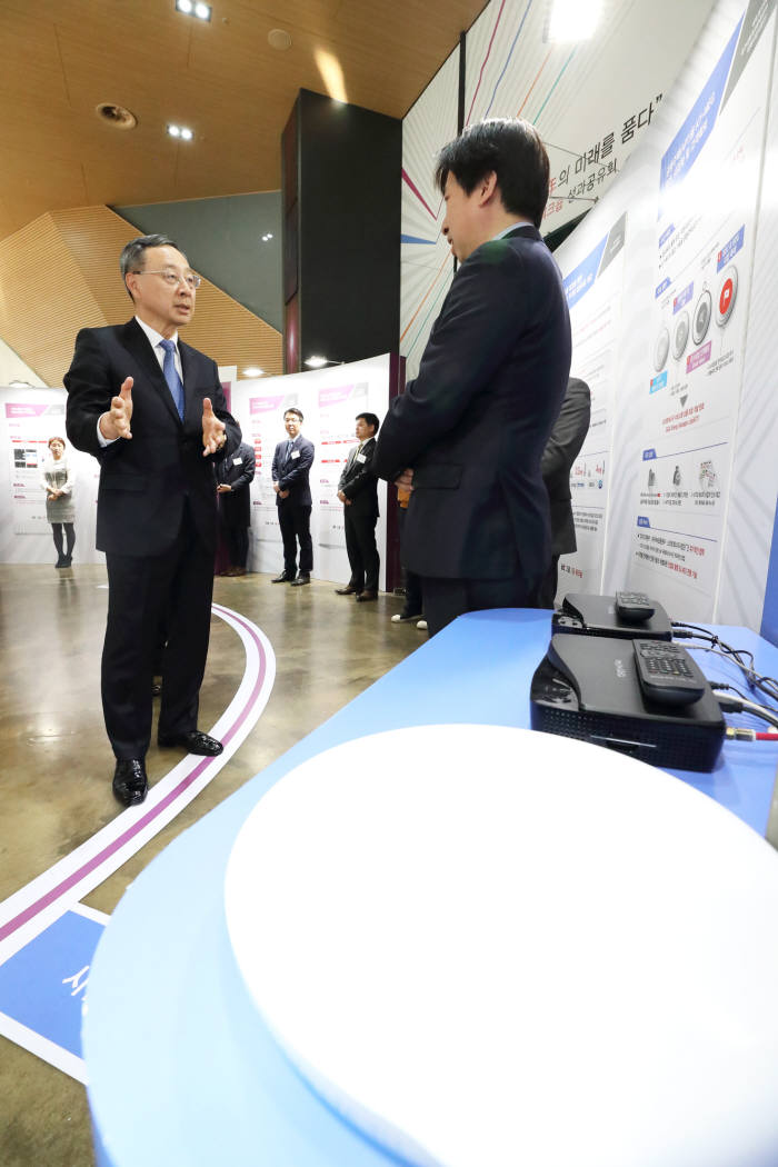 서울 광화문 KT스퀘어에서 황창규 KT 회장이 '1등 워크숍' 주요 성과를 확인하고 있다.