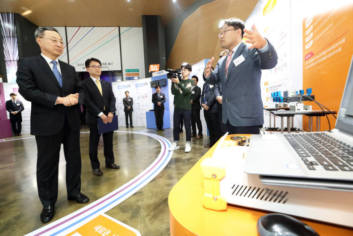 서울 광화문 KT스퀘어에서 황창규 KT 회장이 '1등 워크숍' 주요 성과를 확인하고 있다.