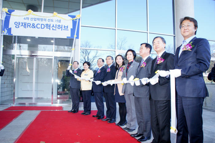 5일 서울시와 SBA는 서울 양재동 한국교원단체총연합회관에서 '2017 서울혁신챌린지' 시상식과 함께 '양재R&CD혁신허브' 개관식(사진)과 '서울시-서초구-한국과학기술원(KAIST) 간 업무협약'을 진행하며 '4차 산업혁명 선도도시 서울'을 위한 본격행보를 시작했다. (사진=박동선 기자)