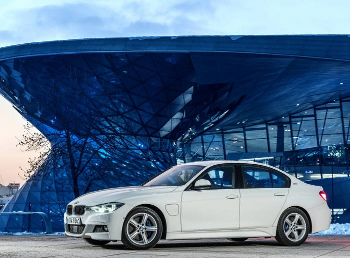 BMW 330e.