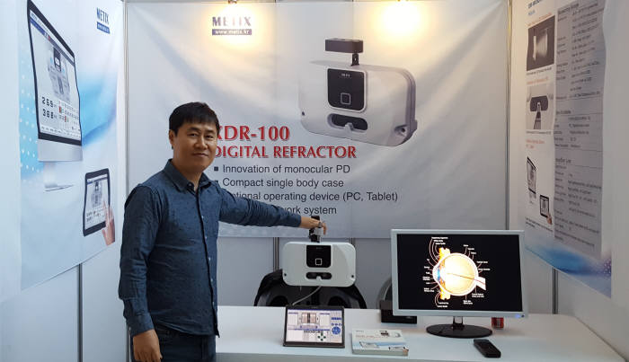 김용만 메틱스 대표가 회사의 검안기를 소개하고 있는 모습