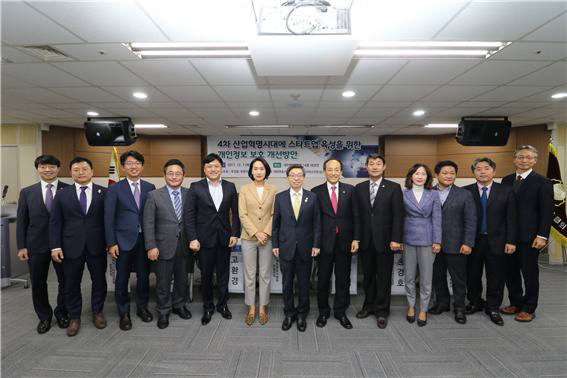 7일 서울 대한변호사협회 대강당에서 열린 스타트업 규제혁신' 토론회 참석자들이 기념촬영을 하고 있다.