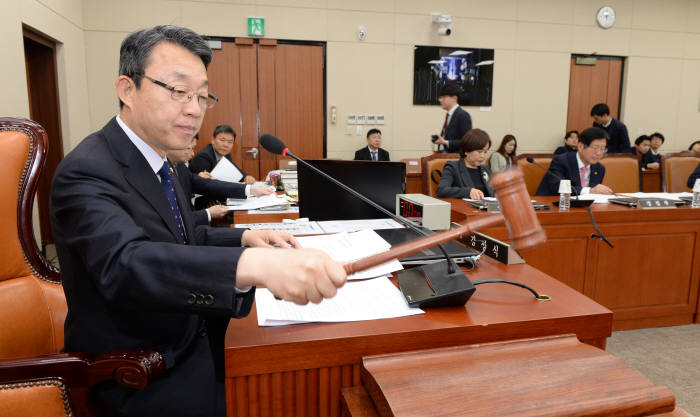 4차 산업혁명특별위원회 첫 전체회의가 8일 서울 여의도 국회에서 열렸다. 위원장으로 선임된 김성식 국민의당 의원이 회의를 진행하고 있다. 정동수 기자 dschung@etnews.com