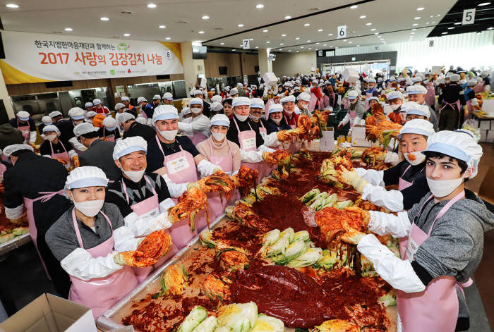 한국지엠 한마음재단이 9일 부평 본사에서 사랑의 김장김치 나눔 행사를 열었다.