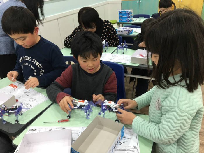 포항 흥해읍 뜰안지역아동센터에서 열린 '찾아가는 로봇희망캠프' 모습.