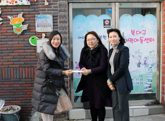 영진사이버대학교 상담심리학과는 SK브로드밴드 경북지부가 북대구지역아동센터에 지역아동을 위한 후원금 전달을 주선했다. 사진은 최근 우혜경 SK브로드밴드 대구기업고객팀 매니저(왼쪽), 최선희 북대구지역아동센터장(가운데), 변외진 상담심리학과 교수가 후원금을 전달하는 모습.