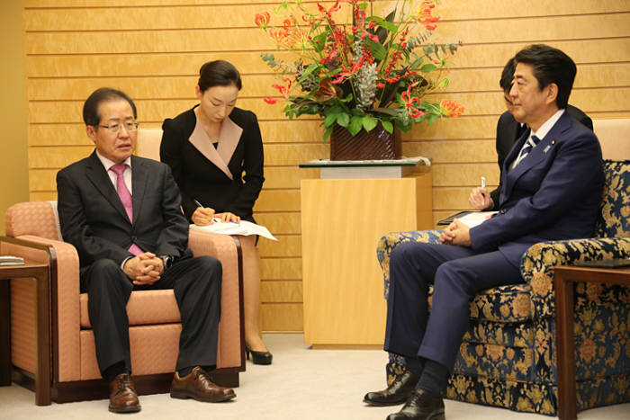 일본을 방문 중인 자유한국당 홍준표 대표가 14일 오후 일본 도쿄 총리 관저에서 아베 신조(安倍晋三) 일본 총리와 면담하고 있다.