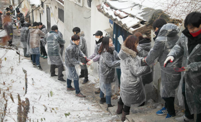 맵퍼스, 서울 중계동 백사마을 연탄 4000장 나눔 봉사 (제공=맵퍼스)