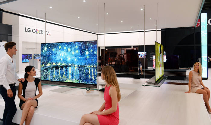 IFA 2016에 선보인 77인치 LG 시그니처 올레드TV (사진=LG전자)