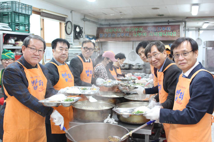 중견련 회장단과 임직원이 18일 서울 동대문구 밥퍼나눔운동본부에서 봉사활동 하고 있다. 사진 왼쪽부터 강호갑 중견련 회장, 우오현 SM그룹 회장, 안웅걸 다이소아성산업 상무, 박종원 중견련 경영지원본부장, 김규태 중견련 전무, 박상일 아주산업 대표이사.