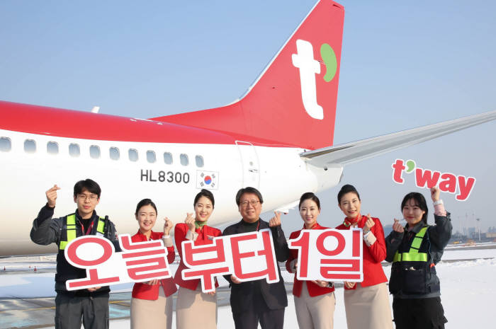 티웨이항공이 지난 18일 김포공항에서 정홍근 대표(중앙)가 참석한 가운데 신규 제작 항공기로 20호기 도입 환영식을 진행했다. (제공=티웨이항공)