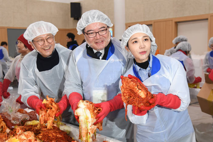 기획재정부 복권위원회(위원장 김용진 기재부 2차관)는 19일 서울시 동작구 서울시립남부장애인종합복지관에서 제10기행복공감봉사단 봉사활동했다. 김용진 차관(가운데)과 복권홍보대사 겸 행복공감봉사단장인 걸그룹 에이핑크의 정은지 씨(맨 오른쪽)가 김장 담그기 봉사활동을 하며 기념촬영했다.