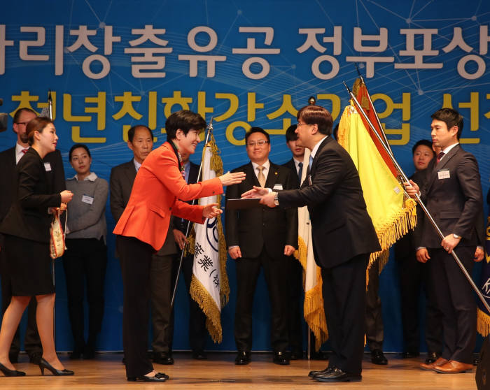 지난 19일 서울 여의도 중소기업중앙회에서 열린 '2017년도 일자리창출 유공 정부 포상' 시상식에서 최정호 진에어 대표이사(오른쪽)가 김영주 고용노동부장관(왼쪽)으로부터 일자리창출 단체부문 대통령 표창을 수상하고 있다.