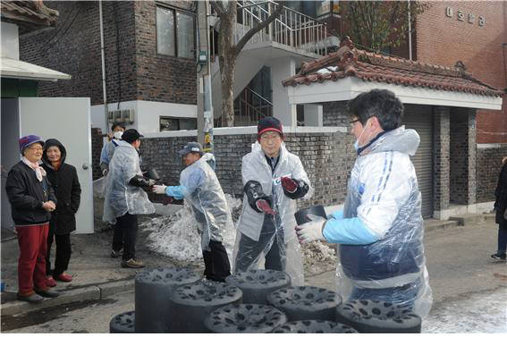 국회예산정책처 임직원들이 소외계층 가정에 연탄을 배달하고 있다.