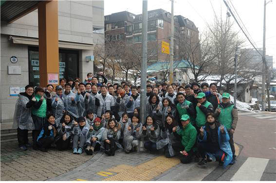 국회예산정책처 임직원들이 소외계층 가정에 연탄과 쌀을 전달한 뒤 기념사진을 찍고 있다.