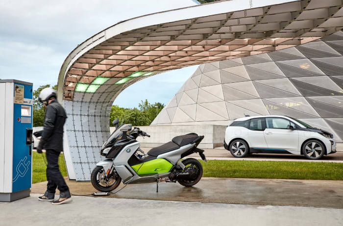 BMW 전기 스쿠터 'C 에볼루션'과 전기차 'i3'.