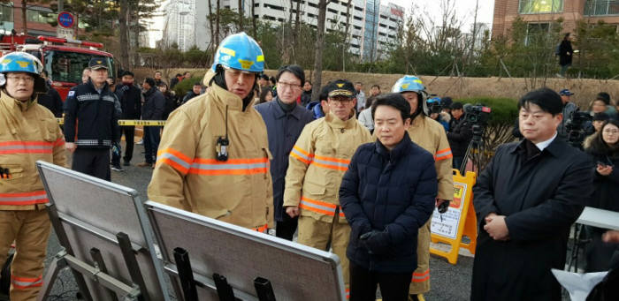 남경필 경기도지사(오른쪽 두번째)가 25일 경기도 광교신도시 화재현장을 찾아 보고를 받고 있다.