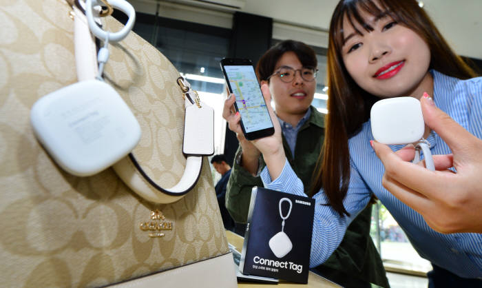KT-삼성전자, NB-IoT 기반 '커넥트 태그' KT와 삼성전자는 NB-IoT 네트워크 기반의 안심 스마트 위치 알림이 '커넥트 태그'를 공개했다. 16일 서울 광화문 KT 사옥에서 직원이 핸드백에 부착한 커넥트 태그의 위치 정보를 스마트폰으로 확인하고 있다. 윤성혁기자 shyoon@etnews.com