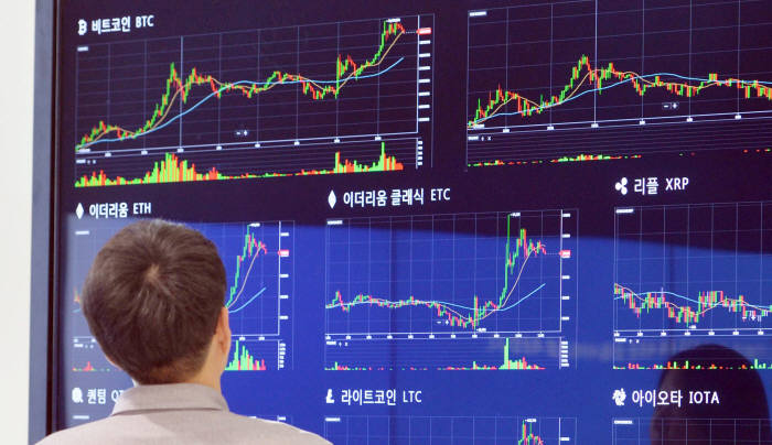 가상화폐 거래소 객장에 설치된 시세 전광판. 박지호 기자 jihopress@etnews.com