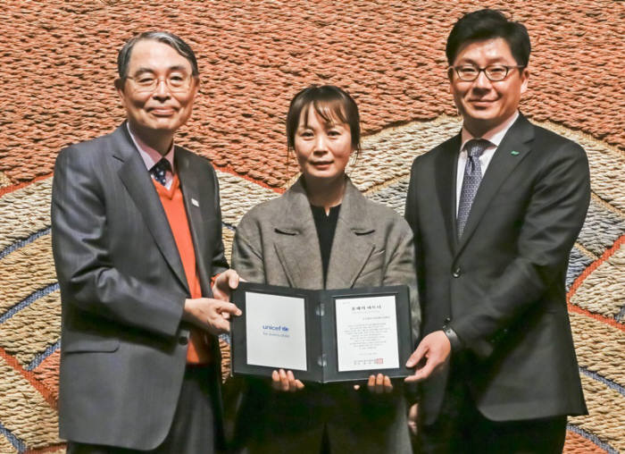 (왼쪽부터) 송상현 유니세프한국위원회장, 김선주 CU수유희망점주, BGF 민승배 커뮤니케이션실장이 기념촬영을 하고 있다