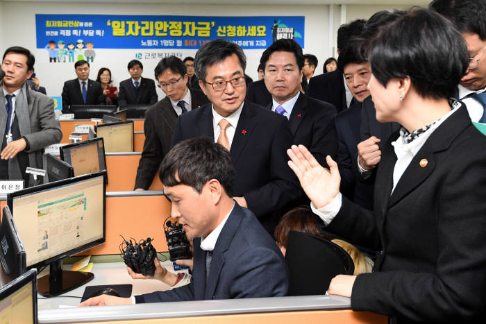 김동연 부총리, 새해 첫 행보 '일자리 안정자금 집행현장' 방문