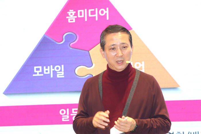 권영수 LG유플러스 부회장이 2일 시무식에서 조직문화혁신방안을 제시했다.