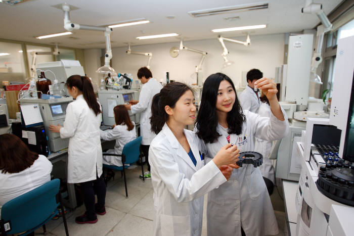 계명대 TMR센터에서 연구원들이 식품성분 분석을 하고 있다