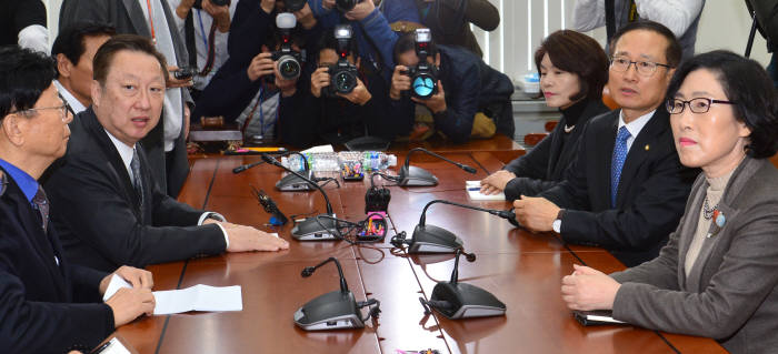 박용만 대한상공회의소 회장(왼쪽)이 지난해 말 근로 시간 단축과 최저 임금 등 재계의 근로기준법 개정 입장을 전달하기 위해 서울 여의도 국회를 방문, 홍영표 환경노동위원장과 대화하고 있다.