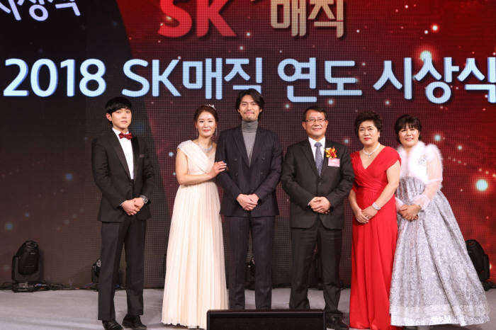 SK매직은 지난 5일 '2018 연도 시상식'을 진행했다. 류권주 대표이사(오른쪽 세번째부터)와 전속 모델 현빈, 서현진 매직케어, 오대권 지국팀장 등이 기념 촬영을 하고 있다.