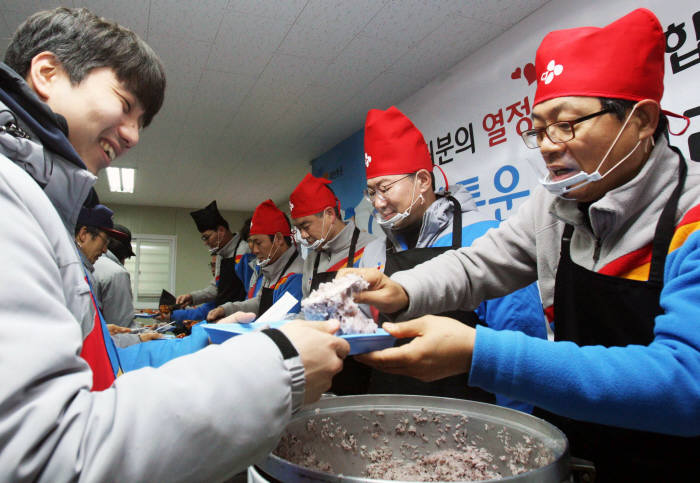 오른쪽부터 차동호 CJ대한통운 부사장, 신동휘 부사장