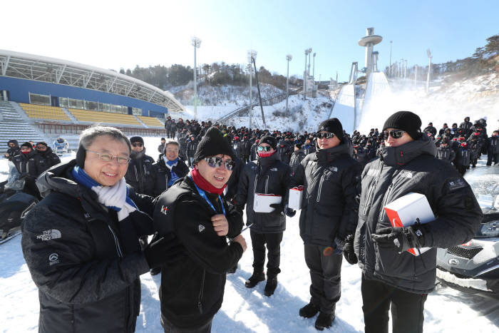 황창규 KT 회장이 강원도 평창을 방문해 KT, 그룹사, 협력사 임직원 900여명에게 방한 효과가 높은 발열조끼를 전달하고 노고를 격려했다.