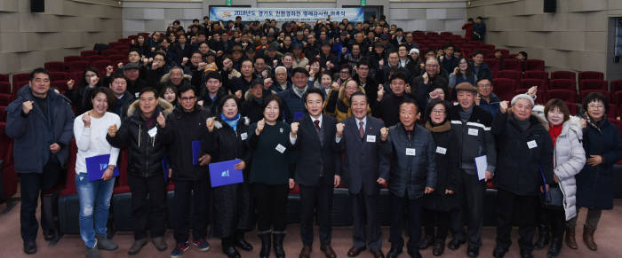 남경필 경기도지사(앞줄 가운데)는 11일 경기도청 북부청사 평화누리홀에서 열린 '친환경하천 명예감시원 위촉식'에서 102명의 감시단원들에게 위촉장을 수여하고 기념촬영했다.