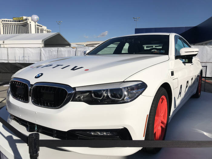 미국 라스베이거스에서 열린 'CES 2018'에서 차량 공유업체 '리프트(Lyft)와 함께 자율주행 헤일링(차량호출) 서비스를 제공한 '앱티브(APTIV)' 자율주행차 BMW 540i. 류종은 기자 rje312@etnews.com