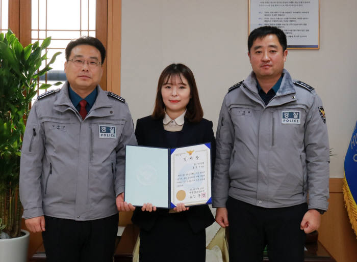 SBI저축은행 종로지점 홍명진 주임이 1억원대 보이스피싱을 막아 종로경찰서장 표창을 받았다. 왼쪽부터 김준영 종로경찰서장, SBI저축은행 홍명진 주임, 이상현 종로경찰서 생활안전계 과장.