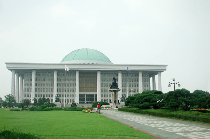 개헌 두고 민주-한국 정면충돌...국민의당, 양당 비판