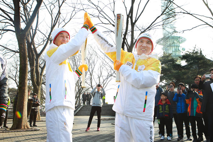 함영주 KEB하나은행장(오른쪽)과 서홍석 삼천리기계 대표.