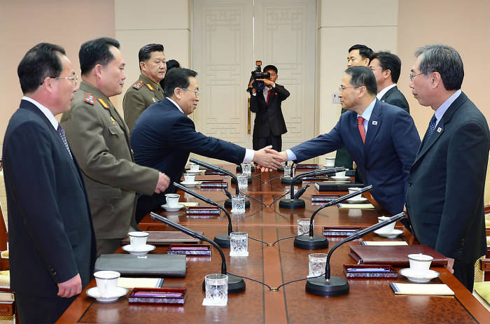 지난 12일 판문점 우리측 지역 평화의집에서 열린 남북 당국 간 고위급 접촉에서 우리 측 수석대표 김규현 청와대 국가안보실 1차장(오른쪽)과 북측 수석대표 원동연 통일전선부 부부장이 전체회의 시작에 앞서 악수하고 있다. <출처:통일부 >