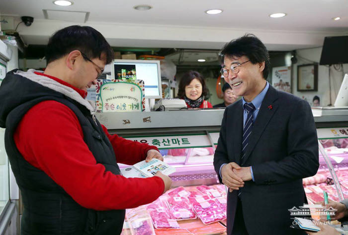 장하성 청와대 정책실장이 서울 관악구에 위치한 시장 상인들을 찾아 최저임금인상으로 인한 어려움을 듣고 있다.<출처:청와대 페이스북>