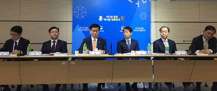 이성기 고용노동부 차관(왼쪽 세번째)과 각 부처 기획조정실장이 정부세종청사에서 소득주도 성장 및 국민의 삶의 질 향상을 주제로한 업무보고에 대해 브리핑 했다.