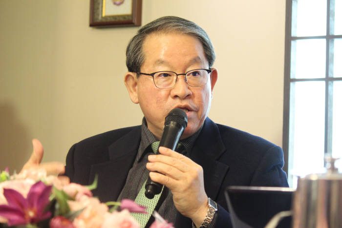 강호갑 중견기업연합회장 19일 서울 여의도 한 음식점에서 기자간담회를 열고 발언하고 있다.