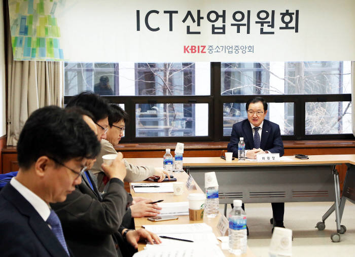 주대철 중소기업중앙회 ICT산업위원장이 23일 서울 여의도 중소기업중앙회에서 열린 제15회 ICT산업위원회에서 회의를 진행하고 있다. 사진:중소기업중앙회