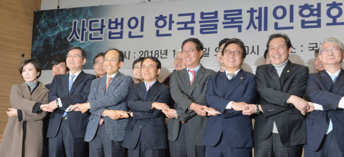 한국블록체인협회 창립기념식이 26일 서울 여의도 국회 의원회관에서 열렸다. 진대제 초대 한국블록체인협회장(앞줄 왼쪽 네번째)과 전하진 자율규제위원장(앞줄 왼쪽 다섯번째) 등 참석자들이 기념촬영하고 있다. 박지호기자 jihopress@etnews.com