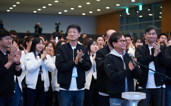 CJ그룹 이재현 회장이 지난해 9월26일 제주도 나인브릿지에서 열린 주니어 사원 대상 교육행사인 'CJ 온리원캠프'에 참석해 직원들을 응원하고 있다.