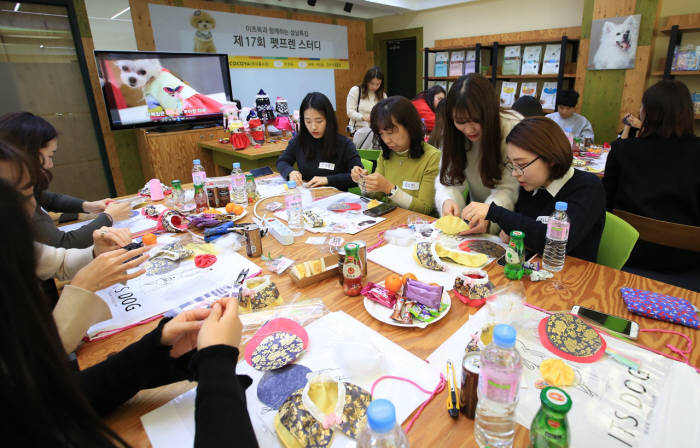 롯데홈쇼핑, 고객 초청 '반려동물 설빔 만들기' 실시